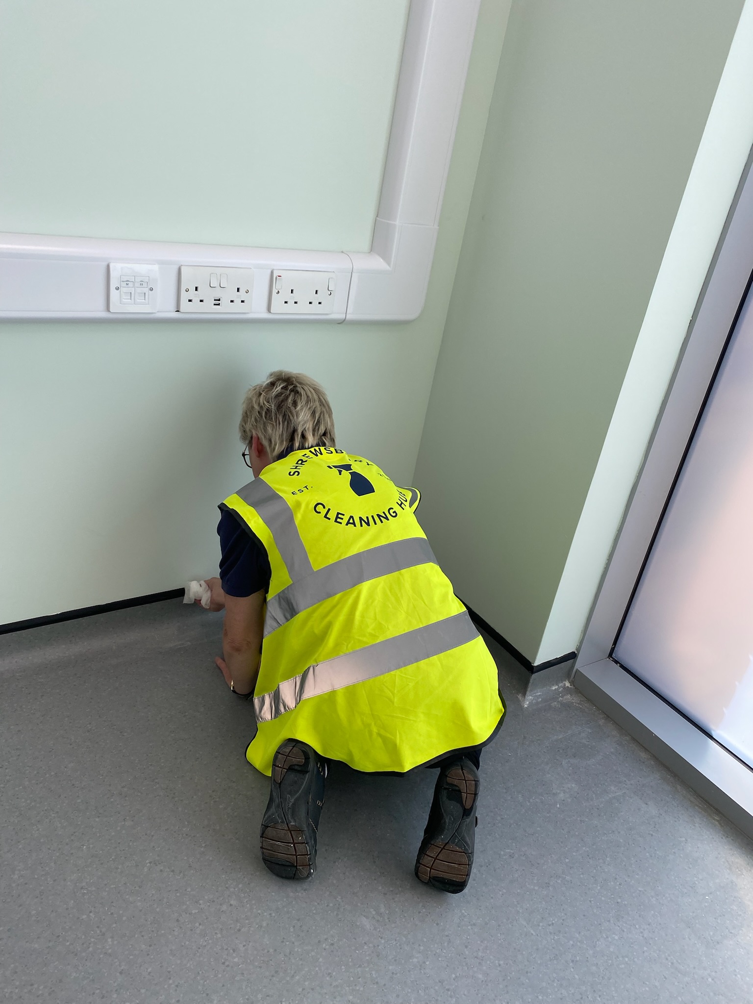 builders cleans using specialised equipment to clean surfaces after construction